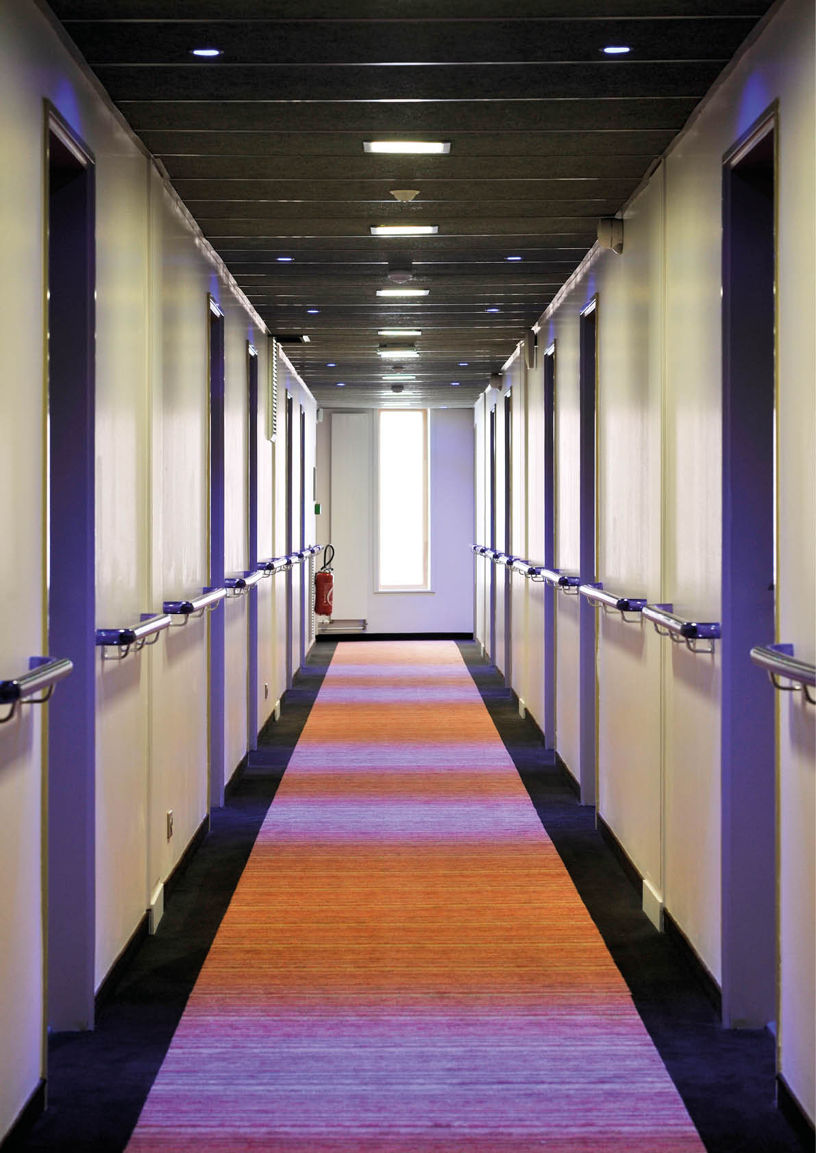 Les couloirs sont éclairés par des led avec détecteur de mouvement , ici en version totalement éclairé lors de passage de client ou employé 
