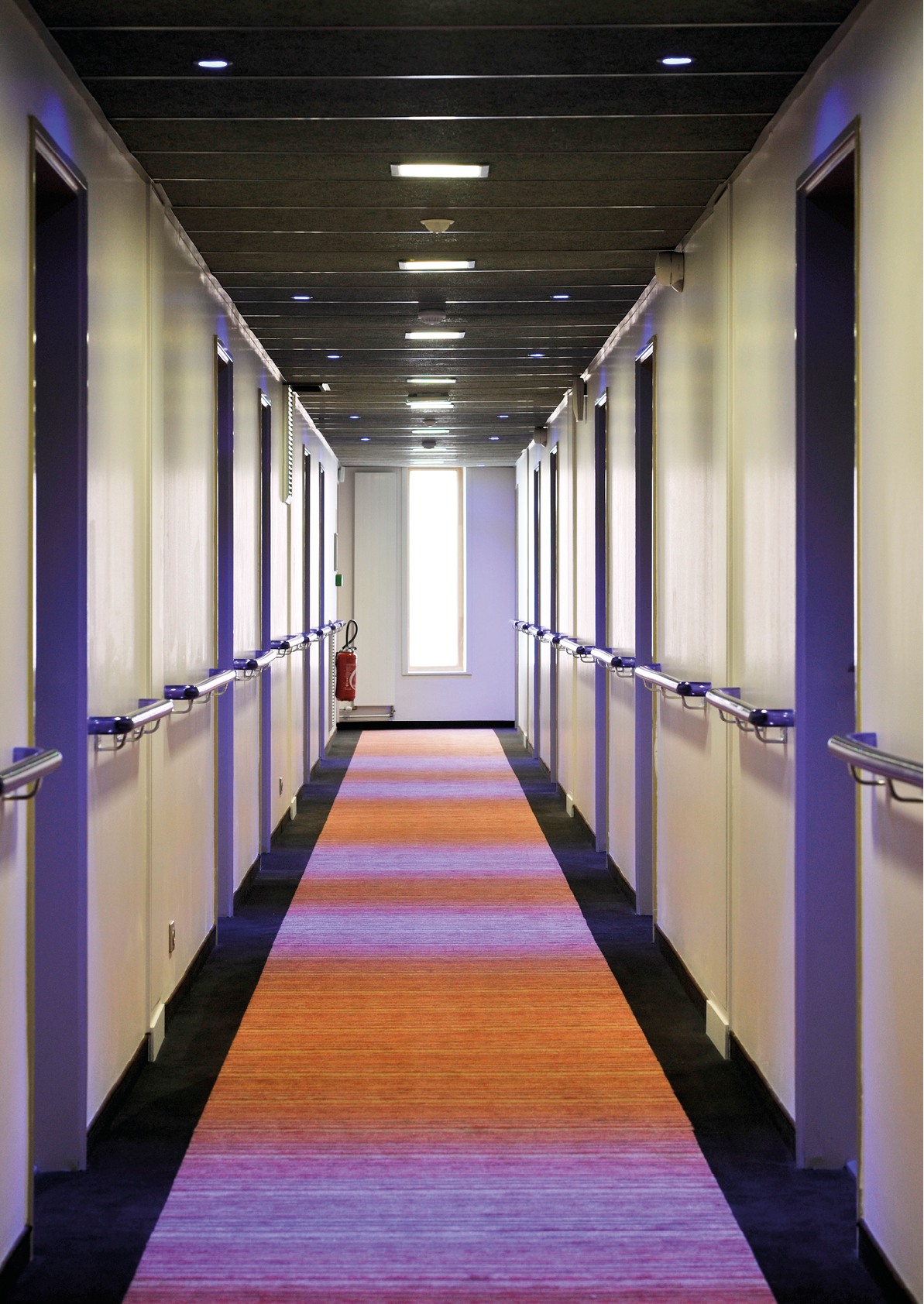 Les couloirs sont éclairés par des led avec détecteur de mouvement , ici en version totalement éclairé lors de passage de client ou employé 