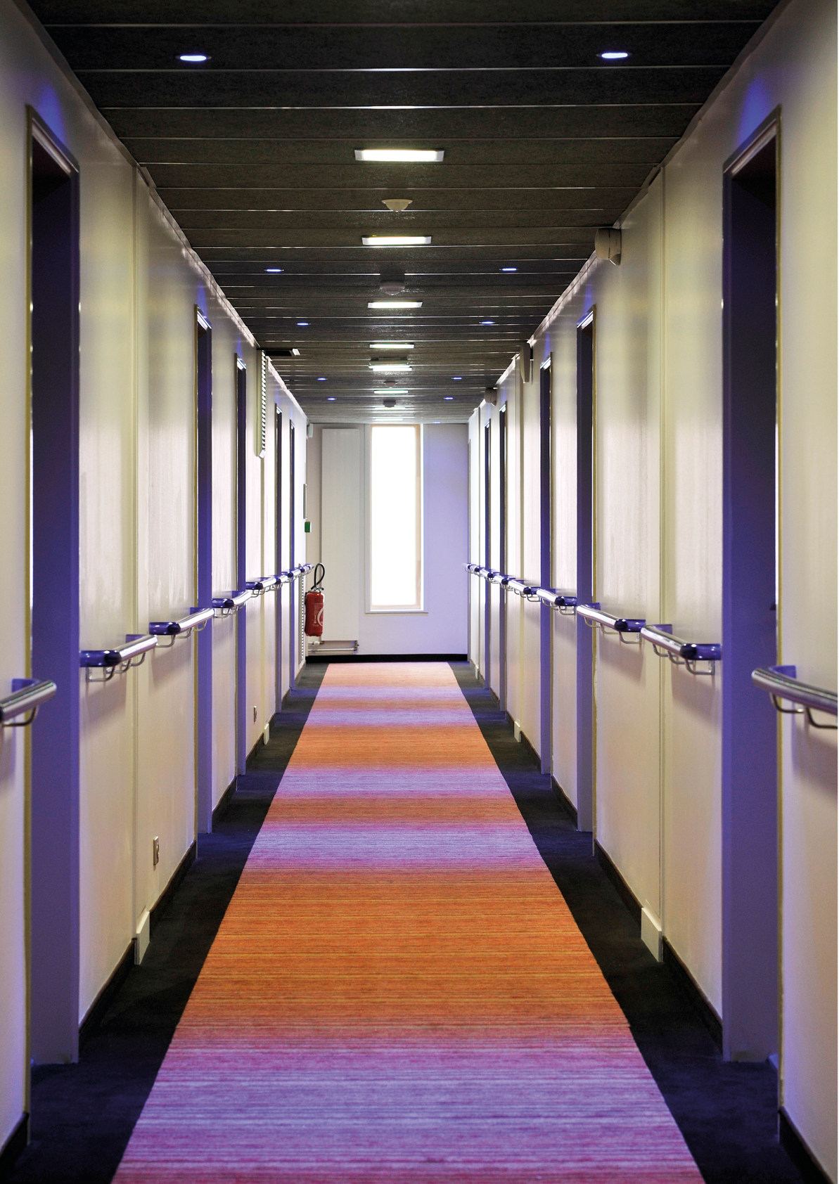 Les couloirs sont  clair s par des led avec d tecteur de mouvement , ici en version totalement  clair  lors de passage de client ou employ  